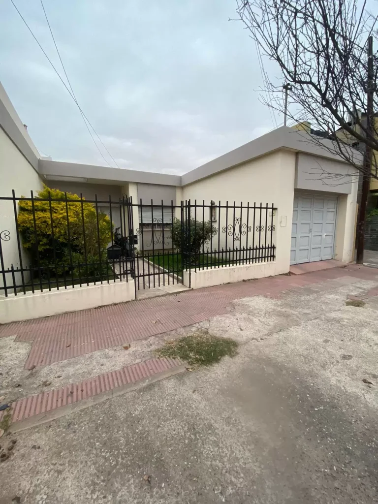 ¡PROPIEDAD EN VENTA POR J. J. PASO AL 1143!
