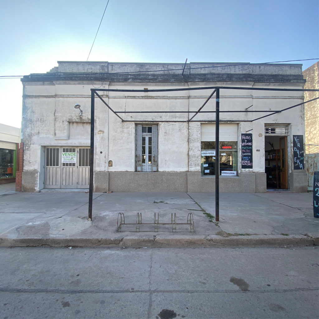 ¡GRAN CASA CON SALÓN COMERCIAL A EXCELENTE PRECIO!
