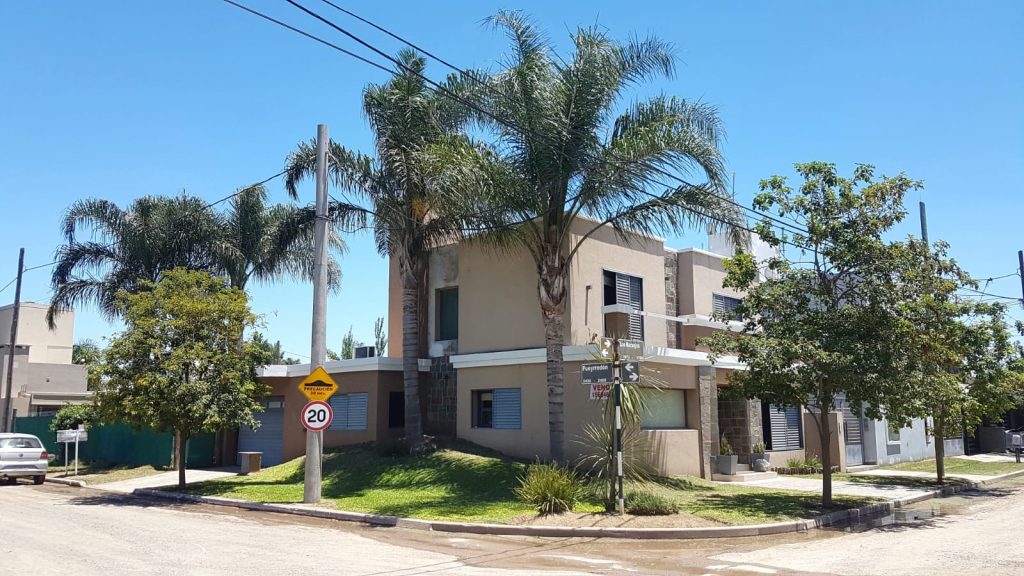 ¡SE VENDE CASA DE DISEÑO EN BARRIO LOS PALMARES!