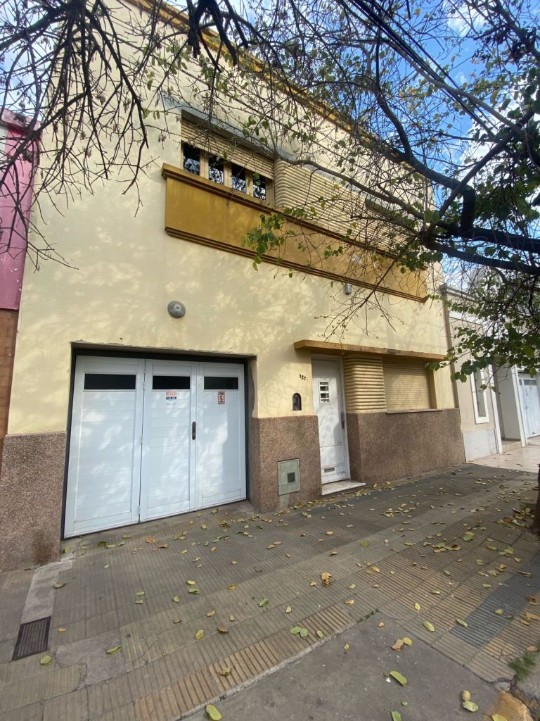 ¡SE VENDE CASA CON PILETA EN BARRIO CATEDRAL!
