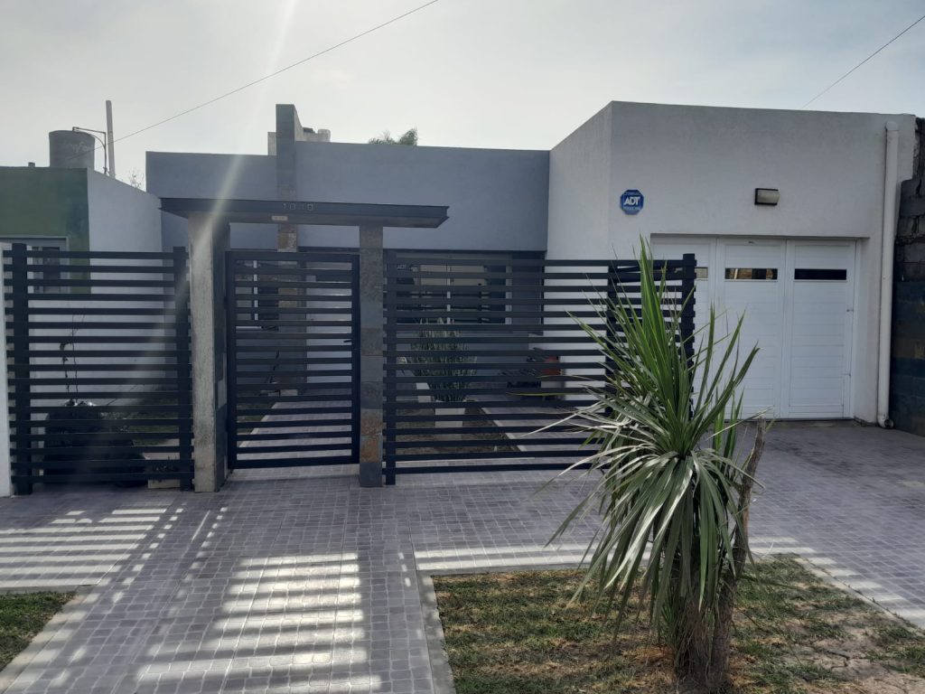 ¡SE VENDE HERMOSA CASA DE TRES HABITACIONES + PILETA!