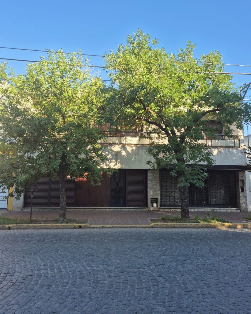 ¡SE VENDE GRAN CASA CÉNTRICA CON SALÓN COMERCIAL!
