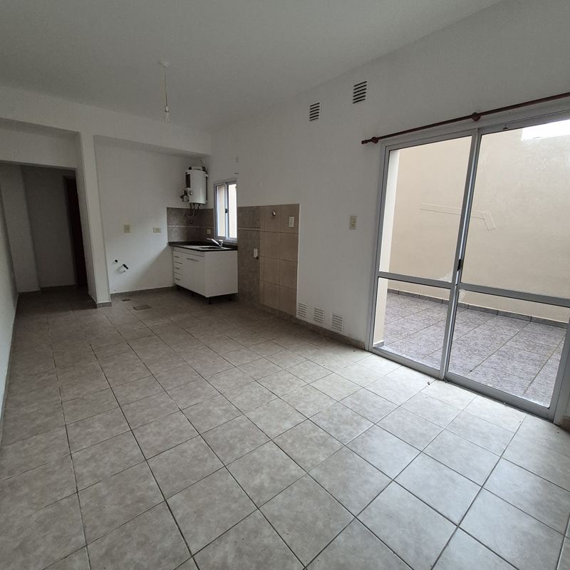 ¡SE ALQUILA DEPARTAMENTO DE 1 DORMITORIO CON PATIO!