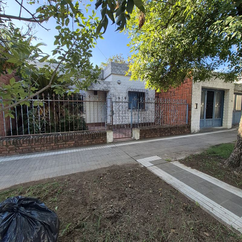 ¡GRAN INVERSIÓN! SE VENDE CASA A REMODELAR