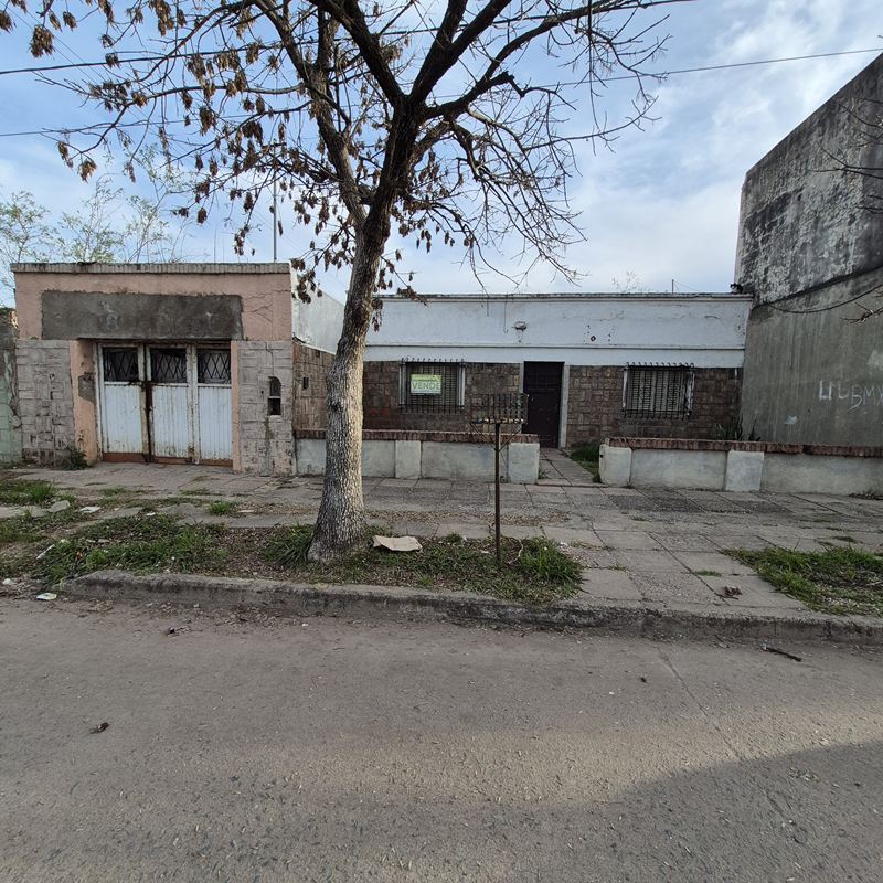 ¡SE VENDE CASA CON GRAN LOTE!